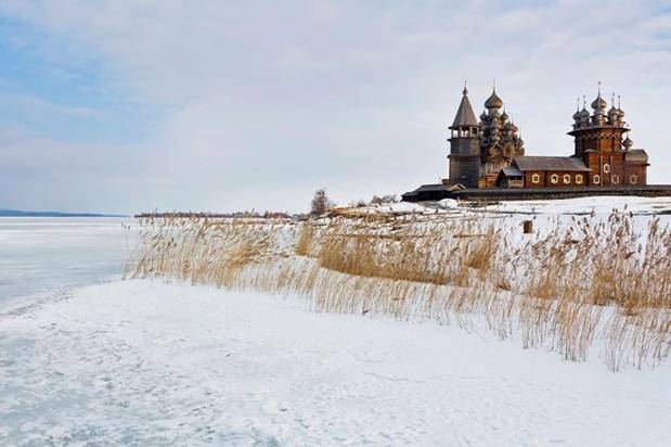 Nằm trên mỏm đất nhô ra biển thuộc quần đảo Kizhi, hồ Onega của Nga, nhà thờ gỗ Kizhi 150 tuổi vẫn đẹp đẽ và vững vàng. Người ta coi nhà thờ này như di sản kiến trúc gỗ của người Nga.