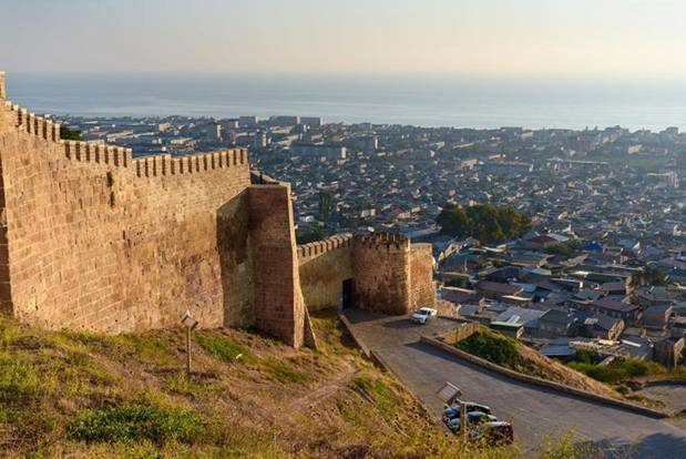 Tọa lạc trên dãy núi Caucasus nhìn xuống biển Caspian, thành phố cổ Derbent là nơi mà sự huy hoàng rồi sụp đổ của nhiều triều đại đế chế đã diễn ra xuyên suốt từ thế kỷ 15 cho đến nay.
