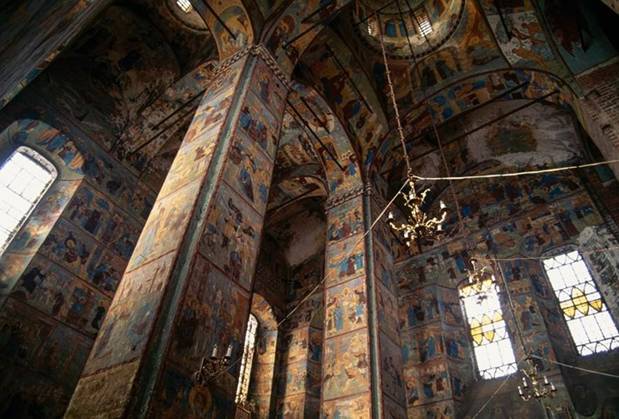 Thành phố cổ Yaroslavl nổi tiếng với lối kiến trúc Tân cổ điển và những nhà thờ được xây từ thế kỷ 16-17, nổi bật trong đó là nhà thờ Epiphany đá đỏ.