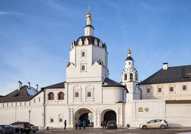 Nhà thờ chính tòa Lễ thăng thiên của Đức mẹ đồng trinh và Tu viện Sviyazhs tọa lạc trên một hòn đảo nhỏ thuộc hợp lưu của ba con sông, đó là sông Volga, sông Sviyaga và sông Shchuka. Ngày nay nhà thờ chính tòa là nơi lưu trữ những bức bích họa quý hiếm của Giáo hội Chính thống giáo Đông Phương.