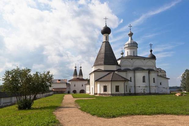 Tu viện Pherapontov tọa lạc trên một con đồi nhỏ ở miền tây bắc nước Nga, được khởi công xây dựng từ thế kỷ 14. Tu viện này nhận được nhiều sự trao tặng và quyên góp của tầng lớp quý tộc cũng như chính quyền lúc bấy giờ, mà trên hết là của 