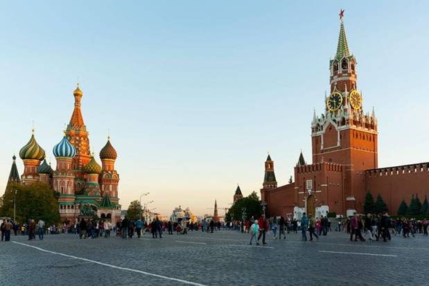 Quảng trường Đỏ nổi tiếng tách khu quần thể điện Kremlin kiên cố và thánh đường St. Basil rực rỡ, nhiều màu sắc, là trung tâm ghi dấu sự phát triển và thay đổi lịch sử chính trị hỗn loạn của Nga kể từ thế kỷ 13.