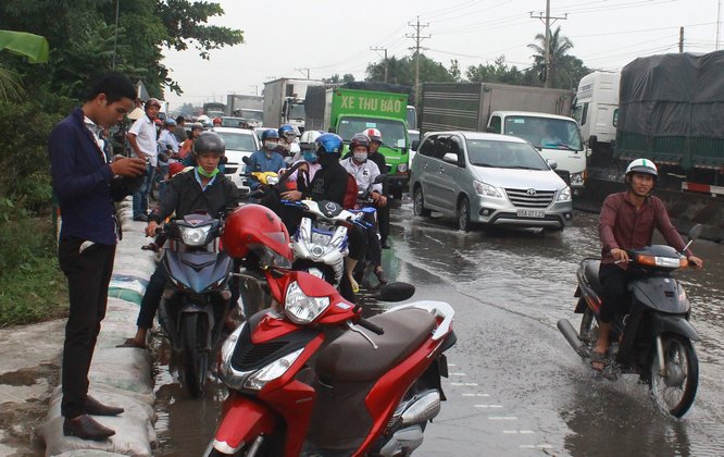 Lưu thông hướng Vĩnh Long- TP Cần Thơ, đến trước đoạn ngập sâu qua xã Tân Phú, nhiều xe lớn, xe nhỏ “khựng” lại để “tính toán đường đi nước bước”.