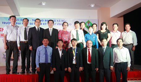 Sinh viên Nguyễn Tấn Toàn (hàng đầu, thứ 3 từ trái qua)- Huy chương vàng kỳ thi tay nghề ASEAN 2018, được vinh danh khi trở về sau cuộc thi.