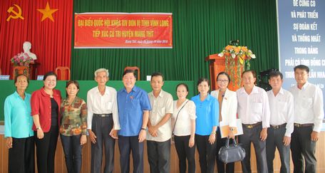 Bí thư Tỉnh ủy- Trần Văn Rón (thứ 5, bên trái) cùng các đại biểu trao đổi với cử tri bên lề buổi tiếp xúc.
