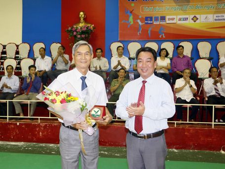  Ông Lữ Quang Ngời- Phó Chủ tịch UBND tỉnh Vĩnh Long trao tặng phẩm cho đại diện Liên đoàn Bóng chuyền Việt Nam.