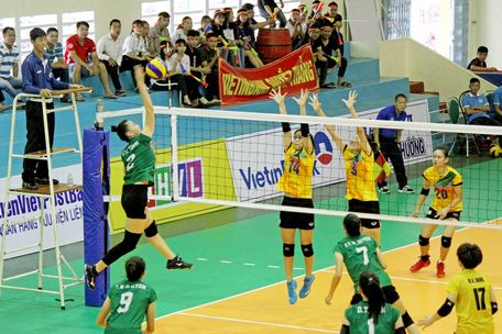 Pha tranh bóng trong trận VTV Bình Điền Long An (áo xanh) thắng Ngân hàng Công thương 3-2.