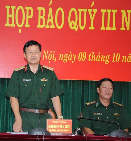 Ông Nguyễn Văn Đức trả lời câu hỏi của báo chí. 