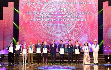  Trưởng ban Tuyên giáo Trung ương Võ Văn Thưởng và Bí thư Thành ủy Hà Nội Hoàng Trung Hải trao danh hiệu Công dân Thủ đô ưu tú năm 2018 cho 10 cá nhân. Ảnh: Hà Nội Mới