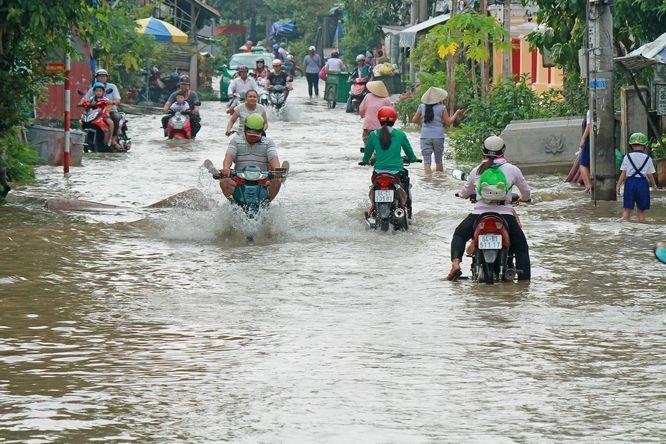 Tuyến đường Nguyễn Chí Thanh (Phường 5- TP Vĩnh Long) ngập rất sâu.