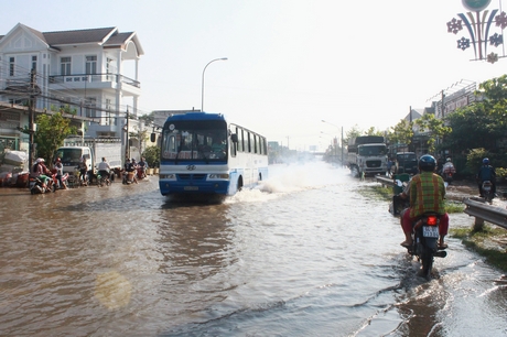 Sáng 1/9 âl, một đoạn đường Nguyễn Văn Thảnh ngập nước lênh láng.