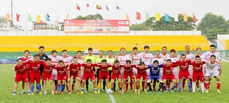  Đội bóng đá Nghệ sĩ Chân Tình 308FC TP Hồ Chí Minh (áo trắng) sẽ đến sân Mang Thít thi đấu vào chiều 12/10.