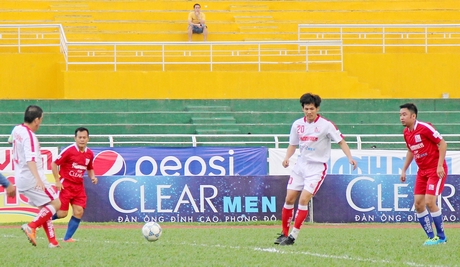Nhật Cường (trái), Thanh Thức (Nghệ sĩ Chân Tình 308FC- TP Hồ Chí Minh) sẽ đến sân Mang Thít thi đấu vào chiều 12/10.