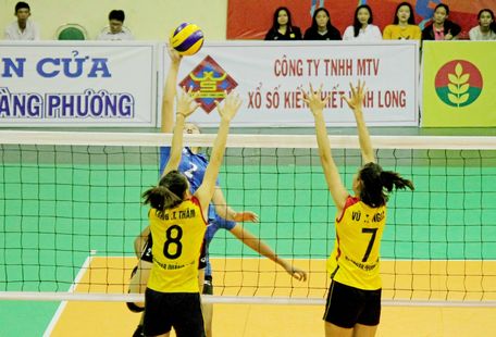 Pha tranh bóng trong trận Kingphar Quảng Ninh (áo vàng) thắng Đắk Lắk với tỷ số 3-2.