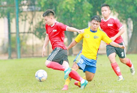 Pha tranh bóng trong trận Trẻ Đồng Tháp (áo vàng) thắng Trẻ Tiền Giang 6-0.