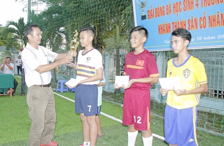 Ông Lê Thành Châu- Hiệu trưởng Trường THCS Nguyễn Khuyến trao cúp vô địch cho đội Trường Nguyễn Trường Tộ.