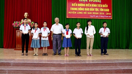 Ủy ban MTTQ Việt Nam tỉnh Vĩnh Long tặng học bổng cho các em học sinh nghèo trong huyện.