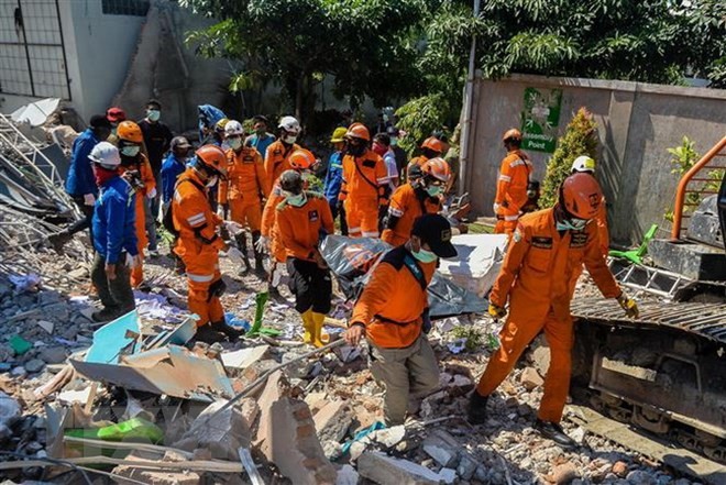 Tìm kiếm nạn nhân dưới những đống đổ nát sau trận động đất ở Palu, tỉnh Trung Sulawesi ngày 1/10 vừa qua. (Ảnh: THX/TTXVN)