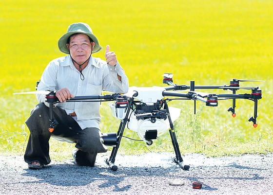 Chú Nguyễn Quang Đại hài lòng với thiết bị bay