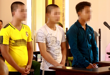 Các bị cáo Sang, Ngân, Hạn (lần lượt từ trái sang) nghe tòa tuyên án.