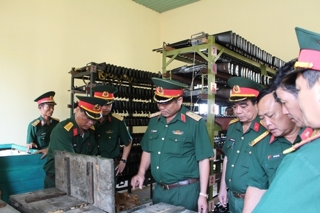 Trung tướng Nguyễn Hoàng Thủy (thứ tư từ trái sang)- Tư lệnh Quân khu 9 kiểm tra Kho Vũ khí- Đạn vào năm 2017.