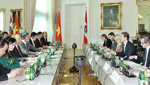 Hai Thủ tướng dẫn đầu Đoàn cấp cao hai nước tiến hành hội đàm.