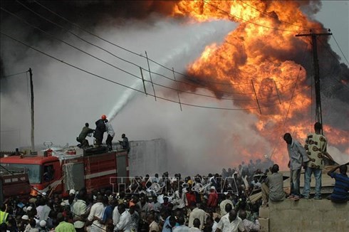 Số người thiệt mạng trong vụ cháy nổ đường ống dẫn dầu ở miền Đông Nam Nigeria ít nhất 60. (Ảnh: AFP).