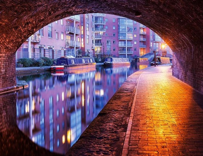 Birmingham, Vương quốc Anh. Con kênh đầu tiên của thành phố được đào vào năm 1769 để kết nối với thị trấn Wednesbury. Thế kỷ 18, thành phố có tổng cộng 174 dặm kênh, trong đó hơn 100 dặm kênh dành cho tàu thuyền qua lại.
