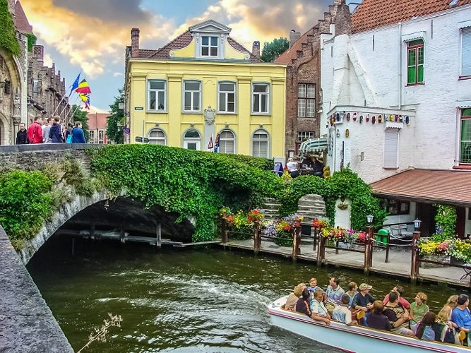 Bruges, Bỉ. Thành phố này không chỉ nổi tiếng bởi các công trình có từ thời trung cổ mà còn bởi hệ thống đường thủy thuận tiện. Khách du lịch được gợi ý tham quan thành phố bằng thuyền vì các con kênh chạy xuyên suốt đến các điểm du lịch trong thành phố. 