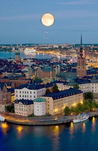Thủ đô Stockholm của Thụy Điển có hàng chục công viên cây xanh được xây trên 14 đảo lớn ở hồ Malaren. Khu vực quần đảo có hơn 3000 đảo lớn nhỏ kết nối với biển Baltic. Nước ở đây rất sạch và du khách được khuyên nên di chuyển bằng đường thủy. 