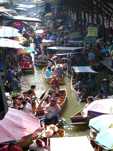 Bangkok, Thái Lan. Thăm quan thành phố bằng tàu thuyền là cách tốt để có thể đến các khu chợ nổi, di tích lịch sử và trung tâm thương mại. Các con kênh được đào ở thế kỷ 18 và mở rộng ở thế kỷ 19 nhằm tạo thuận lợi cho di chuyển và cung cấp nguồn nước tưới tiêu cho thành phố.  Con kênh chính có tên là Khlong Saen Saeb dài 11 dặm.  