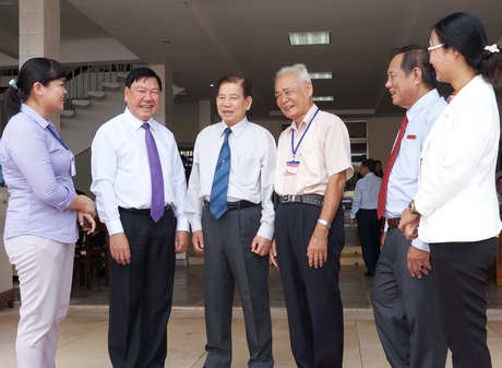 Nguyên Chủ tịch nước Nguyễn Minh Triết (thứ tư từ phải sang), Bí thư Tỉnh ủy Vĩnh Long Trần Văn Rón (thứ hai từ trái sang) cùng các đại biểu tham dự hội thảo.