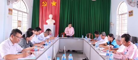 Tổ đại biểu HĐND tỉnh đơn vị huyện Vũng Liêm làm việc tại UBND xã Trung Thành Đông.