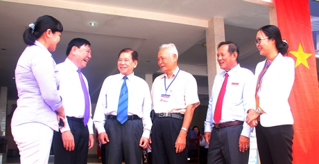 Nguyên Chủ tịch nước Nguyễn Minh Triết (thứ ba từ trái sang), Bí thư Tỉnh ủy Vĩnh Long Trần Văn Rón (thứ hai từ trái sang) cùng các đại biểu trao đổi bên lề hội thảo.