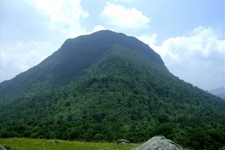 Đỉnh Phật Sơn với độ cao gần 1000m ( cao thứ 2 trong các đỉnh núi thuộc dãy Yên Tử, sau đỉnh Yên Tử 1.068m).