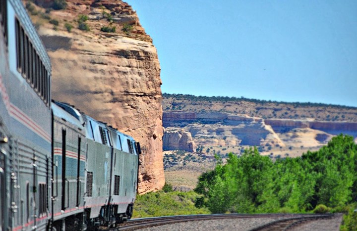 Tuyến đường sắt Zephyr Superliner ở California mang lại cho hành khách cảnh tượng ngoạn mục về miền Tây nước Mỹ, từ bình nguyên Nebraska, Denver đến thung lũng sông Colorado, xa mạc Utah và đỉnh Seirra Nevada phủ tuyết trắng.