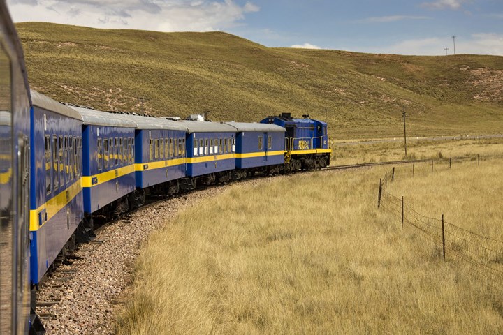 Một đoàn tàu của đường sắt Peru đi qua cao nguyên Altiplano trên đường qua dãy Andes tới Puno và Hồ Titicaca