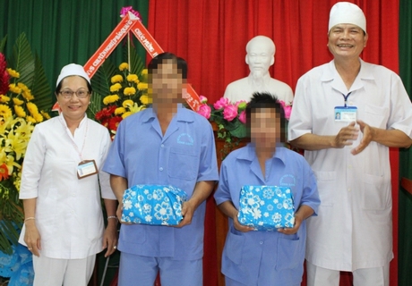 Bác sĩ Giám đốc Bệnh viện Tâm thần Phạm Văn Diên (bìa phải) thay mặt đơn vị kịp thời khen thưởng, động viên bệnh nhân phối hợp điều trị tốt.
