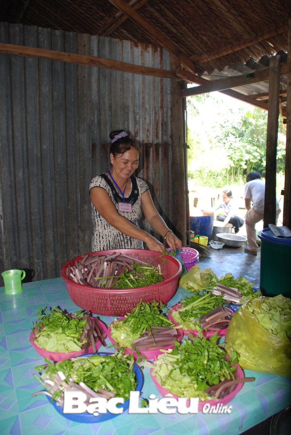 Lẩu mắm ăn với rau đồng ở huyện Hồng Dân. Ảnh: L.D