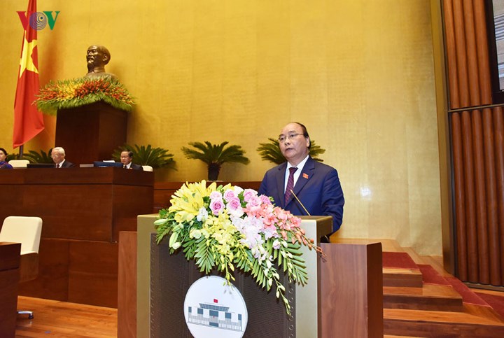 Thủ tướng Chính phủ Nguyễn Xuân Phúc trình bày Báo cáo về tình hình kinh tế - xã hội năm 2018 và kế hoạch phát triển kinh tế - xã hội năm 2019 (trong đó bao gồm cả việc đánh giá giữa kỳ thực hiện kế hoạch phát triển kinh tế - xã hội 5 năm 2016-2020).