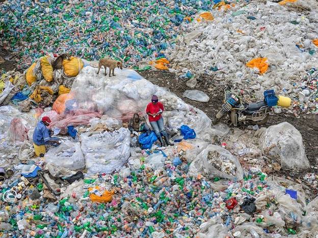 Bãi rác Landfill, ngập tràn rác thải nhựa, Nairobi, Kenya năm 2016.