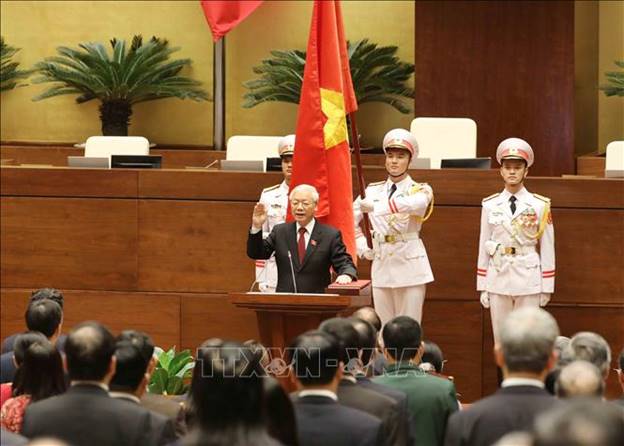 Tổng Bí thư Nguyễn Phú Trọng, Chủ tịch nước CHXHCN Việt Nam nhiệm kỳ 2016-2021 thực hiện nghi thức tuyên thệ nhậm chức trước Quốc hội, đồng bào và cử tri cả nước. Ảnh: Trọng Đức/TTXVN