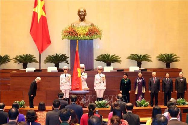 Tổng Bí thư Nguyễn Phú Trọng, Chủ tịch nước CHXHCN Việt Nam nhiệm kỳ 2016-2021 cúi đầu chào quốc kỳ trước khi tuyên thệ nhậm chức trước Quốc hội, đồng bào và cử tri cả nước. Ảnh: Trọng Đức/TTXVN