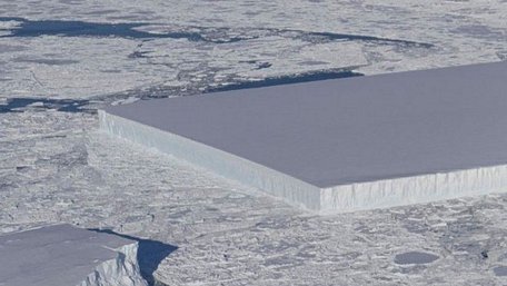  Tảng băng trôi hình chữ nhật nổi trên biển Weddell, ngoài khơi Nam Cực. Ảnh: NASA