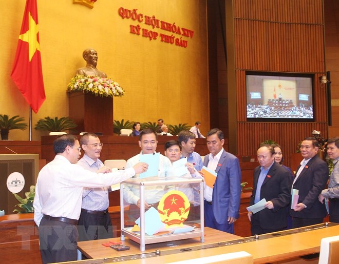 Các đại biểu Quốc hội tiến hành bỏ phiếu kín, đánh giá tín nhiệm đối với các chức danh do Quốc hội bầu hoặc phê chuẩn. (Ảnh: Lâm Khánh/TTXVN)