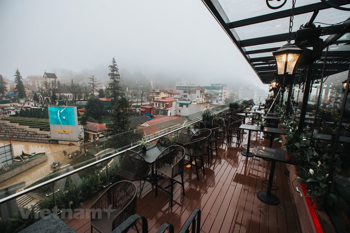 Đặc biệt, BB Hotel Sapa còn có Skybar Lounge and Rooftop tại tầng thượng với không gian rộng rãi tầm nhìn 180 độ, nơi du khách có thể ngắm trọn vẹn nét đẹp của thị trấn Sapa theo một góc nhìn hoàn toàn khác biệt. (Ảnh: Minh Sơn/Vietnam+)