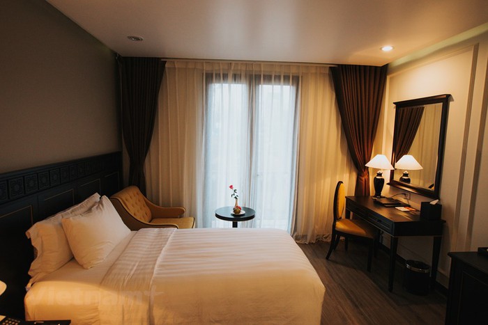 Khách sạn gồm 57 phòng nghỉ tiện nghi tiêu chuẩn 4 sao, thiết kế rộng rãi, thanh lịch, trang trí kết hợp giữa phong cách cổ điển và hiện đại, được chia làm 5 loại phòng bao gồm: Superior, Deluxe, Junior Suite, Suite và Family Room. (Ảnh: Minh Sơn/Vietnam+)