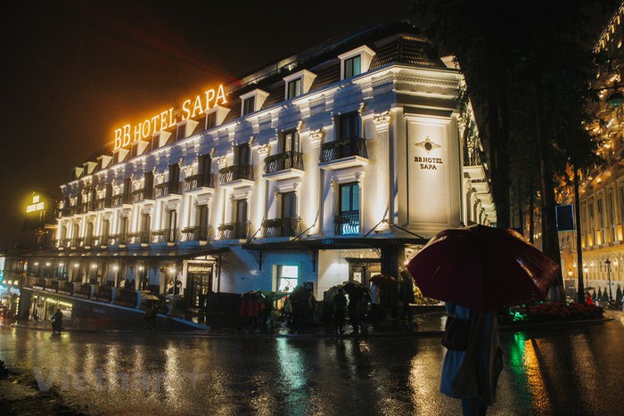 BB Hotel Sapa cao 5 tầng, nổi bật tại trung tâm quảng trường thị trấn Sapa, nằm bên tuyến đường huyết mạch của Sapa với kiến trúc Châu Âu đặc trưng. (Ảnh: Minh Sơn/Vietnam+)