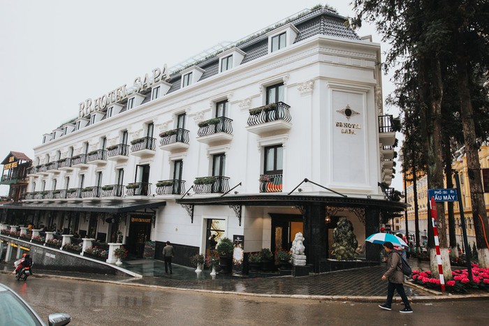 Cách Hà Nội khoảng hơn 4 giờ đồng hồ lái xe, BB Hotel Sapa nằm ở vị trí đắc địa tại trung tâm Sapa với tầm nhìn vô cùng đẹp và ấn tượng ra quảng trường nhà thờ đá Sapa và dãy núi Hoàng Liên. (Ảnh: Minh Sơn/Vietnam+)