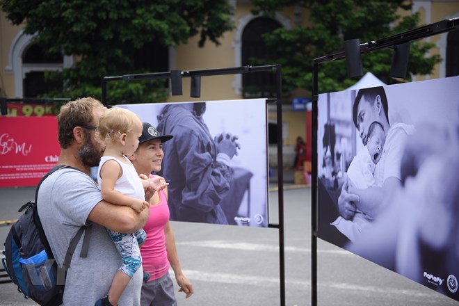 Rất nhiều du khách tỏ ra thích thú khi được thưởng thức một triển lãm ảnh đầy thú vị về chủ đề 'Sinh nở' được trưng bày trên phố đi bộ Hồ Gươm. (Ảnh: PV/Vietnam+)
